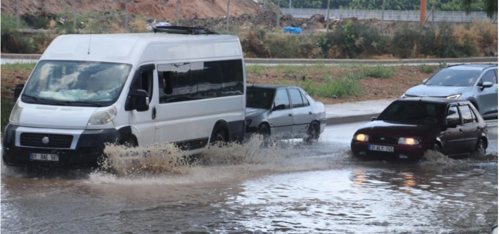 Adana'da Şiddetli Sağanak ve Fırtına: Çatı Uçtu, Sokaklar Göle Döndü