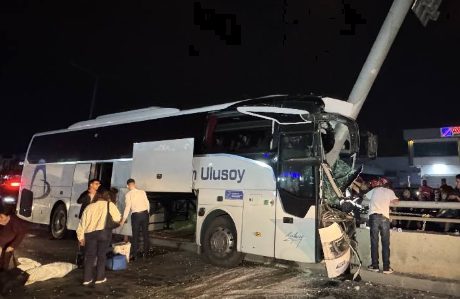Adana Seyhan'da Yolcu Otobüsü Direğe Çarptı: 11 Yaralı!