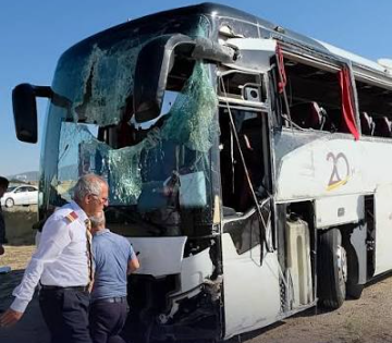 Afyonkarahisar'da yolcu otobüsü kamyonete çarptı!