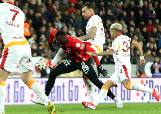 Aslan’ı Başkent’te Deniz ‘Gül’dürdü: Galatasaray Liderliğini Korudu!