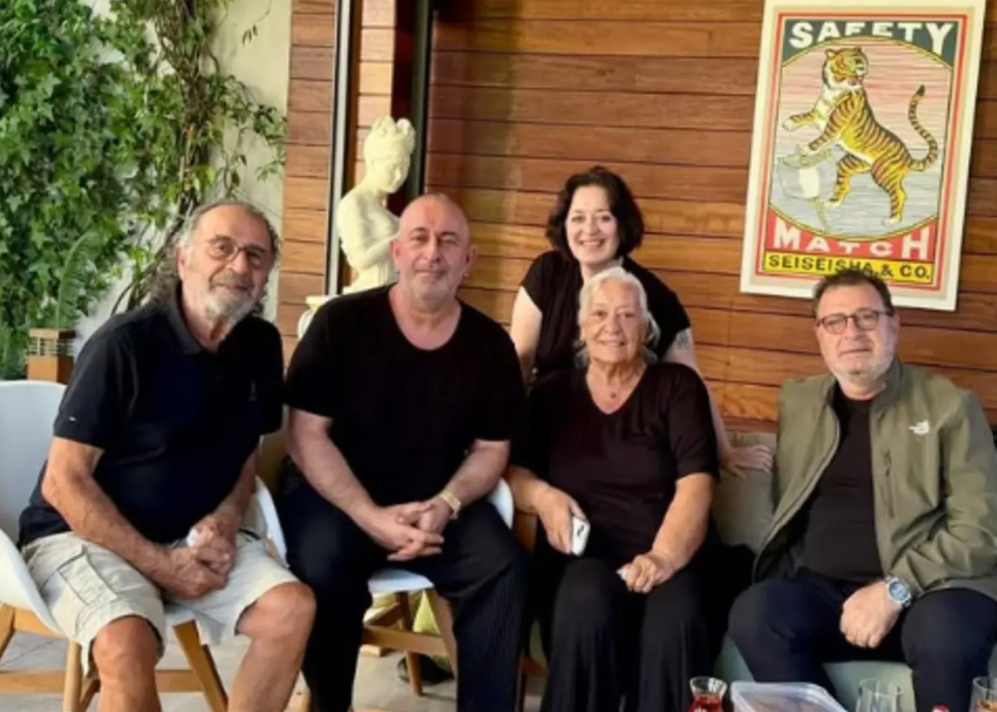 Cem Yılmaz Hastaneden Taburcu Oldu! Aile Fotoğrafındaki O Detay Gündem Yarattı