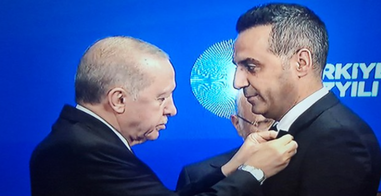Çiğli Belediye Başkanı Onur Emrah Yıldız AKP'ye Katıldı