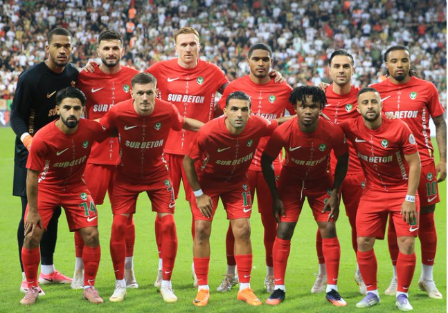 Diyarbakır'da Tarihi Gece: Amedspor Kendi Sahasında Başakşehir'i 5 Golle Dağıttı! 