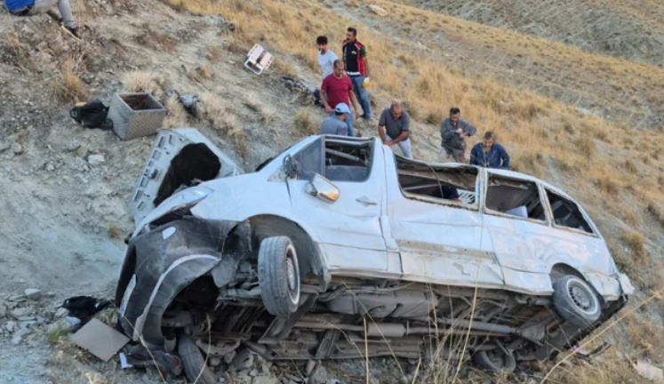 Elazığ’da Minibüs Uçuruma Yuvarlandı! 5’i Ağır 13 Yaralı