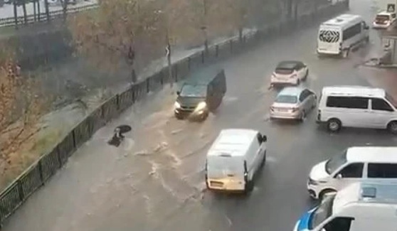 Esenyurt’ta Sağanak Dehşeti: Suya Kapılan Kadın Son Anda Kurtarıldı!