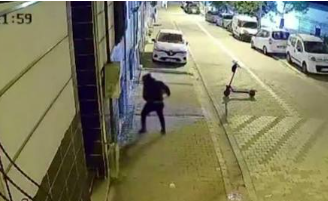 Esenyurt'ta Saplantılı Eski Sevgili Dehşeti: 4 Kez Taşladığı Evi Bu Kez Kundakladı!