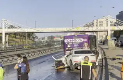 İstanbul'da otomobil İETT otobüsüne çarptı