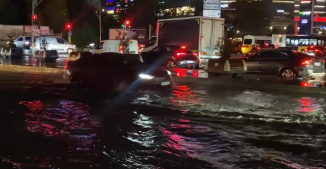 İstanbul'u Sağanak Vurdu: Yollar Göle Döndü, Trafik Durdu!