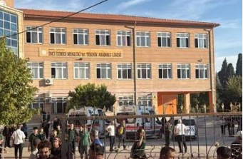 Manisa'da Okul Önünde Silahlı Saldırı: 1 Öğrenci Hayatını Kaybetti, 4 Yaralı
