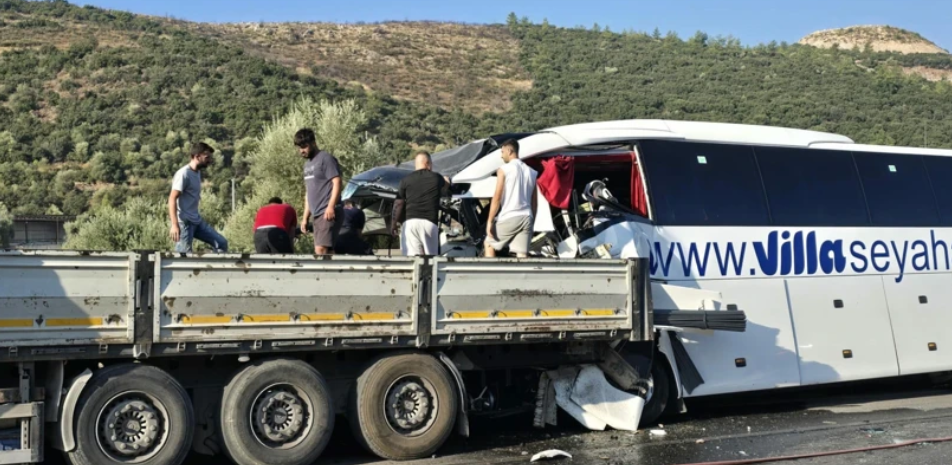 Milas'ta Tur Otobüsü TIR'a Çarptı: 2 Ölü, 8 Yaralı!