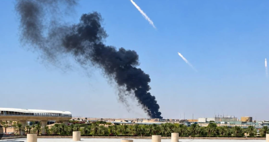 Riyad'da Havalimanı Yakınında Patlama: Aramco Yakıt Deposu Alev Alev!