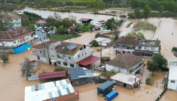 Sakarya'da Baraj Taşarak Mahalle Yuttu: Karasu Sular Altında!