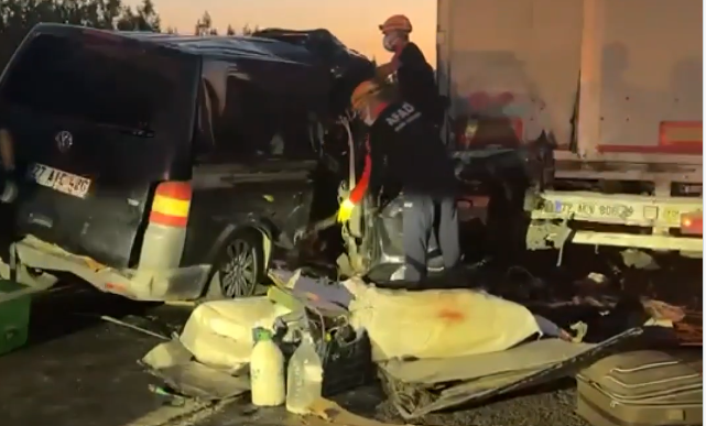 Şanlıurfa'da TIR'a Arkadan Çarpan Minibüsteki 2 Kişi Hayatını Kaybetti!