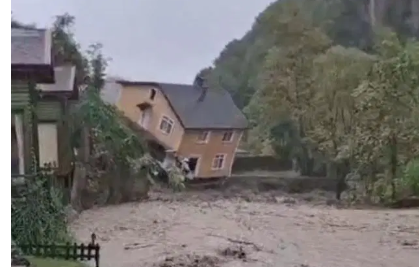 Sapanca'da Sağanak Dehşeti: İki Katlı Ev Dereye Devrildi!