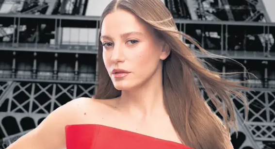 Serenay Sarıkaya Paris’te Dünya Yıldızlarıyla Aynı Podyumda!