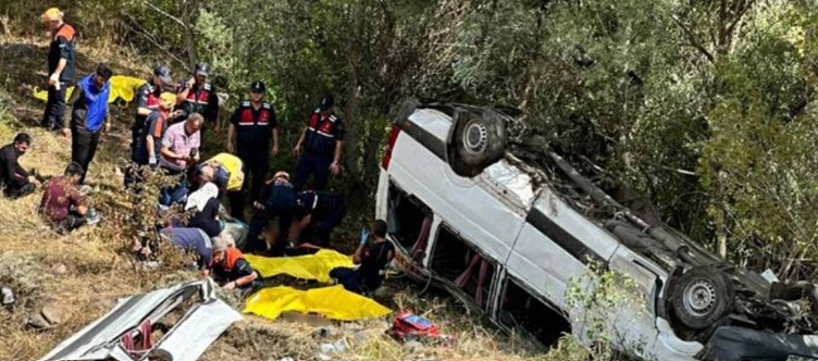 Sivas'ta Yolcu Minibüsü Uçuruma Yuvarlandı: 4 Ölü, 10 Yaralı