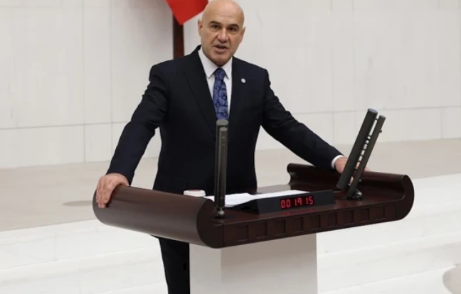 Turhan Çömez’den Fatma Betül Sayan Kaya İçin Çifte Soru Önergesi: "Tıp Eğitimi ve Mesai Nasıl Bağdaştı?