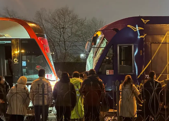 Zeytinburnu’nda İki Tramvay Kafa Kafaya Çarpıştı, Yaralılar Var!