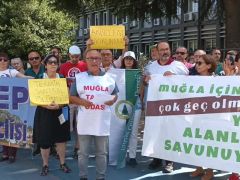 MUĞLA ORMAN BÖLGE MÜDÜRLÜĞÜ ÖNÜNDE AKBELEN İÇİN PROTESTO EYLEMİ YAPILDI