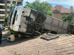 Karaman’da Tur Otobüsü Devrildi: 3’ü Ağır 26 Yaralı