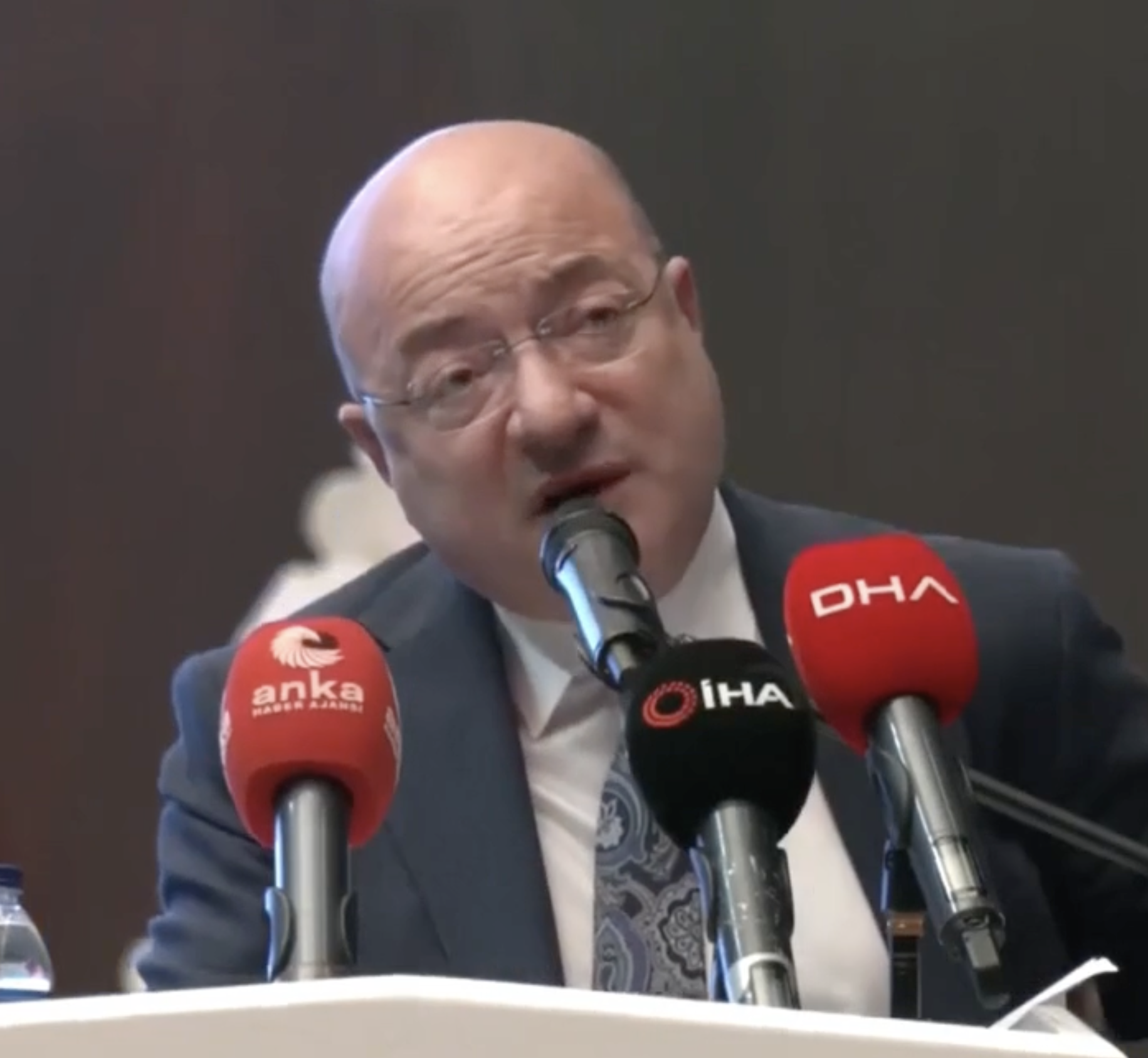 CHP ANKARA İL KONGRESİ… İLHAN CİHANER: “GELDİĞİMİZ NOKTADA ÖRGÜTLER, BELEDİYELERİN VESAYETİ ALTINA GİRMİŞ DURUMDA. BELKİ DE BU SÜREÇTE İLK ÖNCE YIKIP ATMAMIZ GEREKEN ŞEY, BU”