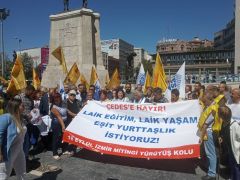 ÖĞRETMENLER, “LAİK EĞİTİM, LAİK YAŞAM, EŞİT YURTTAŞLIK” MİTİNGİ İÇİN ANKARA’DAN İZMİR’E DOĞRU YOLA ÇIKTI…