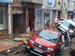 Samsun’da sağanak sele döndü: Ev ve iş yerlerini su bastı