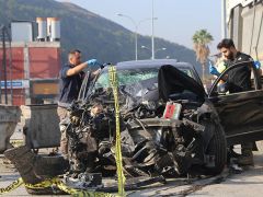 Hatay’da otomobille çöp kamyonu arasına sıkışan temizlik işçisi hayatını kaybetti