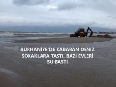 BURHANİYE’DE KABARAN DENİZ SOKAKLARA TAŞTI, BAZI EVLERİ SU BASTI