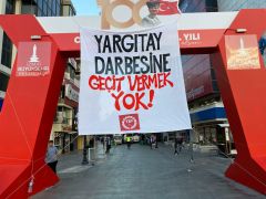 TİP İZMİR’DEN DEV PANKART: “YARGITAY DARBESİNE GEÇİT VERMEK YOK”