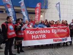 İZMİR’DE ÖĞRETMENLERDEN “YAZ SAATİ” PROTESTOSU