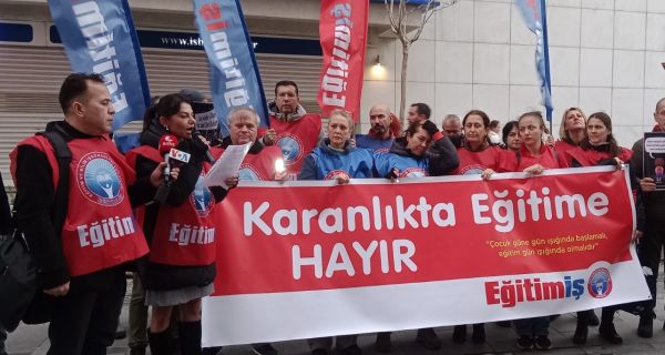 İZMİR’DE ÖĞRETMENLERDEN “YAZ SAATİ” PROTESTOSU