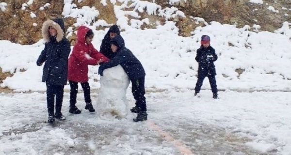 Kar yağışı etkili olan illerde peş peşe eğitime ara ilanı