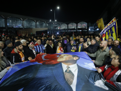 Galatasaray ve Fenerbahçe kafilesi İstanbul’a döndü: Taraftarlar havalimanlarına akın etti