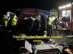 Tokat’ta minibüs kamyona arkadan çarptı