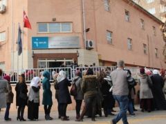 Genci-yaşlısı İŞKUR kapısında