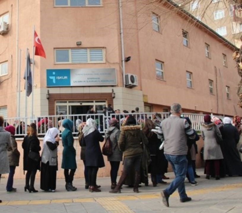 Genci-yaşlısı İŞKUR kapısında