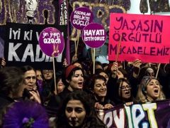 1077 KADIN MOR ÇATI’YA BAŞVURDU