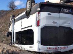 Giresun’da öğrenci servisi devrildi