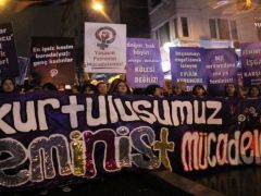 Kadınlar 8 Mart’ta Taksim’de