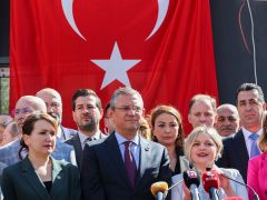 CHP’LİLER HATAY İÇİN YSK ÖNÜNDE…