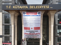 KÜTAHYA BELEDİYE BAŞKANI KAHVECİ ESKİ BORÇLARI BELEDİYE BİNASINA ASTI