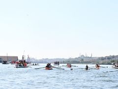 HALİÇ’TE YELKEN VE KANOLARLA 19 MAYIS KORTEJİ OLUŞTURULDU