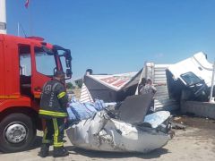 Kontrolden çıkan tır akaryakıt istasyonunun duvarına çarparak devrildi