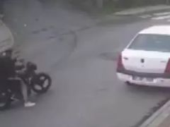 İstanbul’da motosikletli 2 kişi eve kurşun yağdırdı