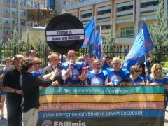 Eğitim-İş’ten MEB önünde siyah çelenkli protesto: Yasanıza boyun eğmeyeceğiz