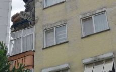 Kartal’da 4 katlı binanın çatısında çökme