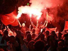 Türkiye-Hollanda maçını dev ekranlarda seyreden yurttaşlar, ilk yarıda sevinse de maçın sonunda büyük üzüntü yaşadı