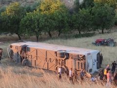 Malatya’da yolcu otobüsü devrildi!