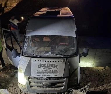 Tarım işçilerini taşıyan minibüs sulama kanalına düştü